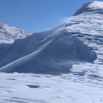 そのうち大きい雪庇できそうです✨
