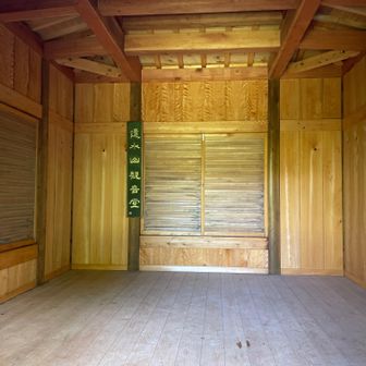 登り途中でブッこけたて擦りむいたのと、靴に石ころ入ってたので、中で応急処置と小休止。
久々に中入った。