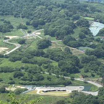 先ほどの亀の瀬歴史資料室が見えてます