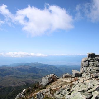 五丈岩とかろうじて頭を出した富士山