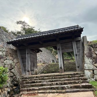 門も立派ですが、ここのお城は石垣がとても綺麗で立派