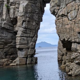 涼しいし
下りなので

予定よりも早く
蘇洞門（ソトモ）に到着

本日1番手となり

しばし
独り占め

青葉山（若狭富士；東峰693ｍ、西峰692ｍ）を大門の中にいれたパチリ

左に小門がありますが
開口している様子が写っていません

海も綺麗で
波もほとんどない