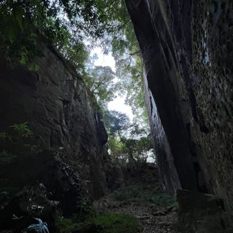 両側を巨大な岩に囲まれた空間😃