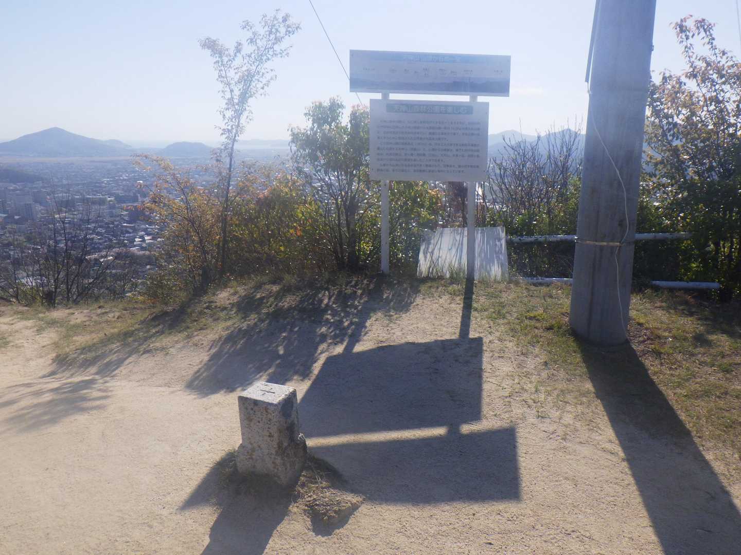 岩巡り登山道入口-正面登山道入口-天神山-忠魂碑登山道入口 周回コースの写真