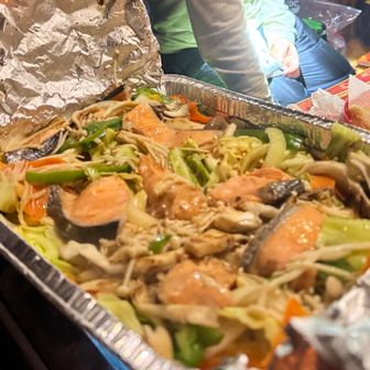 そして鮭のちゃんちゃん焼き🐟
野菜多くてコクがあってお酒が進む〰️🍺*(ˊᗜˋ*)و