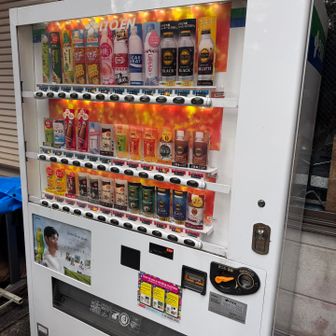 キャンプ⛺️場の自販機

風はあったものの、気温もそこまで低くなかったのもあり、水分量が悩ましかったが、私はここでペットボトル1本追加