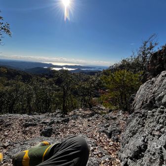 一段下がった岩場は風除けられて、日差しも有り暖かい、ここでランチがおススメです