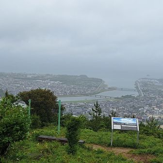 頂上は風強く視界が悪いですが、台風でも登れるのが雄鷹台山、なので毎年365日登山達成者多し、私もその一人ですが、今年は腸閉塞で入院したので達成出来ませんが😂