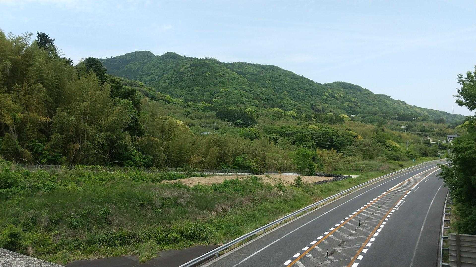 日出バイパス上から
百合野山(左手)と城山(右手)