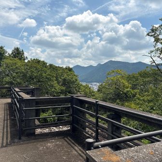 展望台へ上がってみますが、木々🌲の背が高く眺望はありません📷