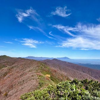 周回コースの稜線。こんな天気の日ならどこまでも行ける気がする🤩
岩手山と三ツ石山と乳頭山と秋田駒ケ岳🥰