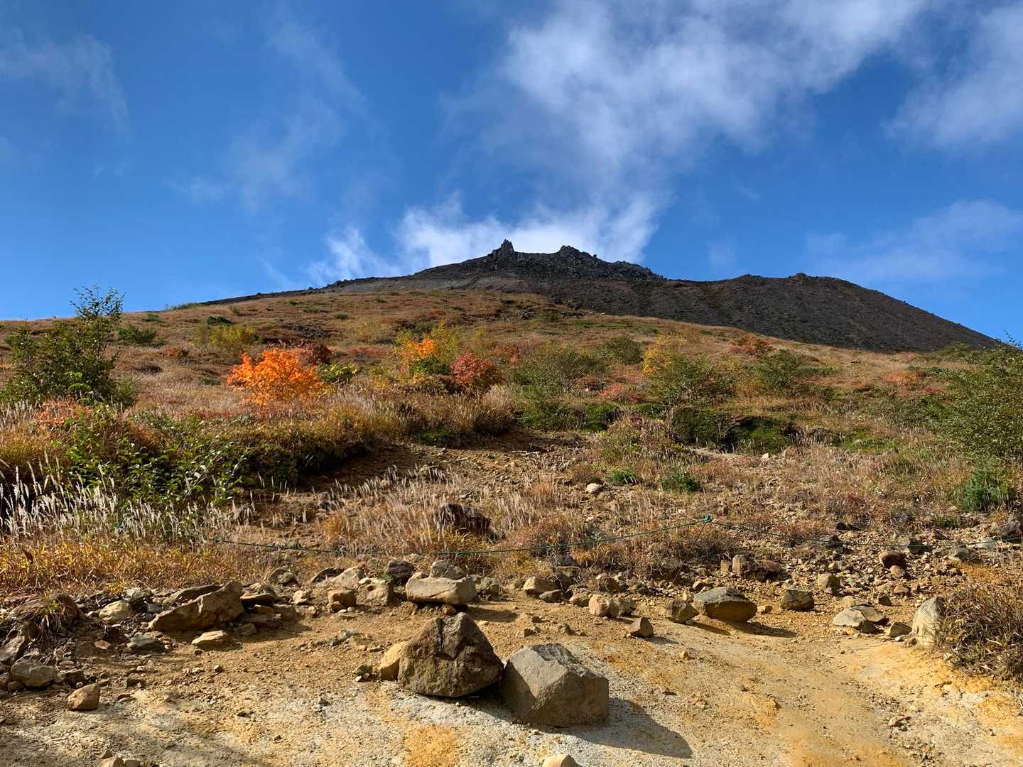 ここから見える茶臼岳⛰️猫耳🐱みたーい
あそこまで登るのだ！！頑張ろう💪🦵
ここですれ違った男性の方は、昨日も来たとか言っていた。
この辺りの紅葉も素晴らしい👍が、姥ヶ平の紅葉🍁が見頃で綺麗なので是非見て来てとの情報あり。
楽しみ😊