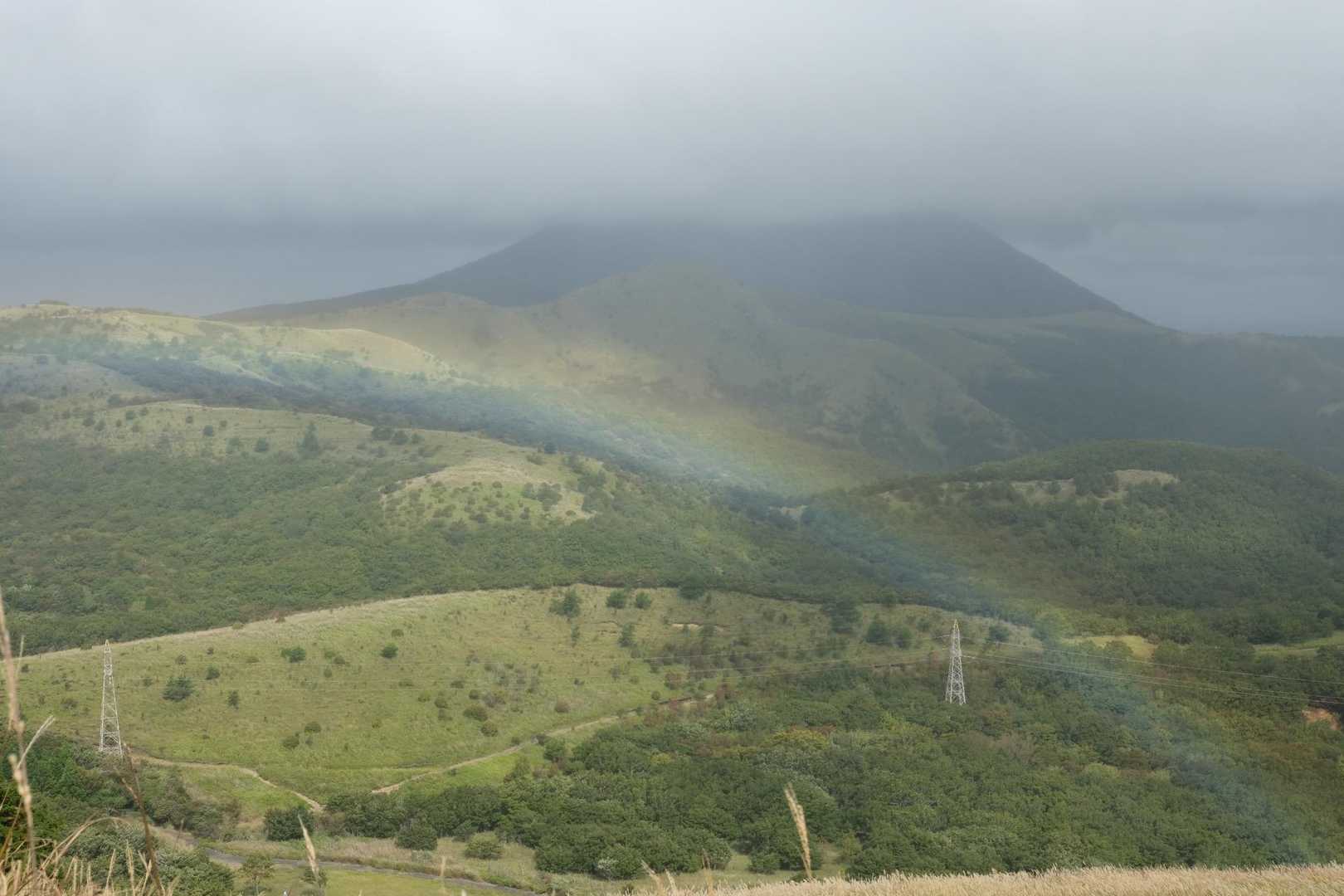 下ろうとした時、背中に太陽がチラッと顔を出して涌蓋山の方向に虹が架かる。ラッキー✌️