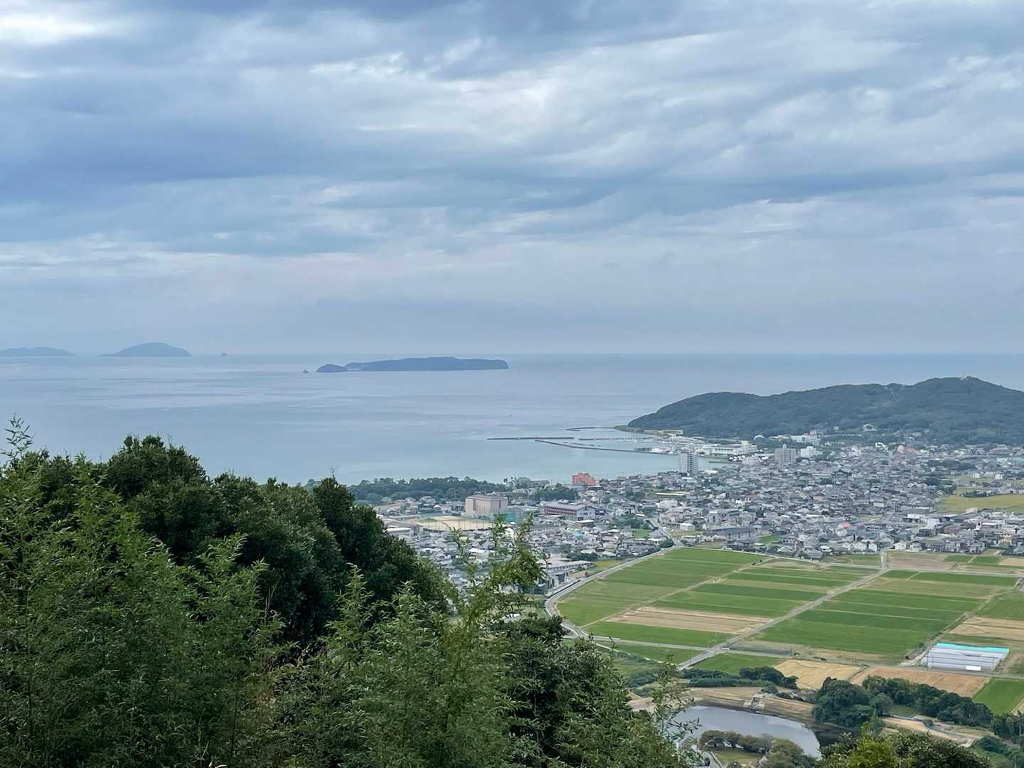 紅白鳥居がある展望台から見た景色