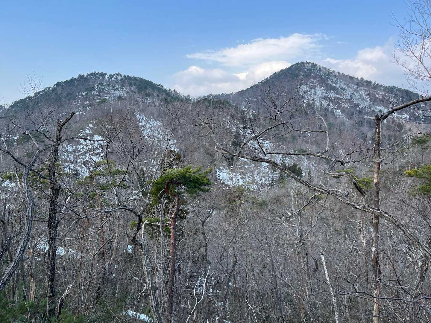 一旦下って、経塚山（左）と石倉山（右）に向かいます🥾