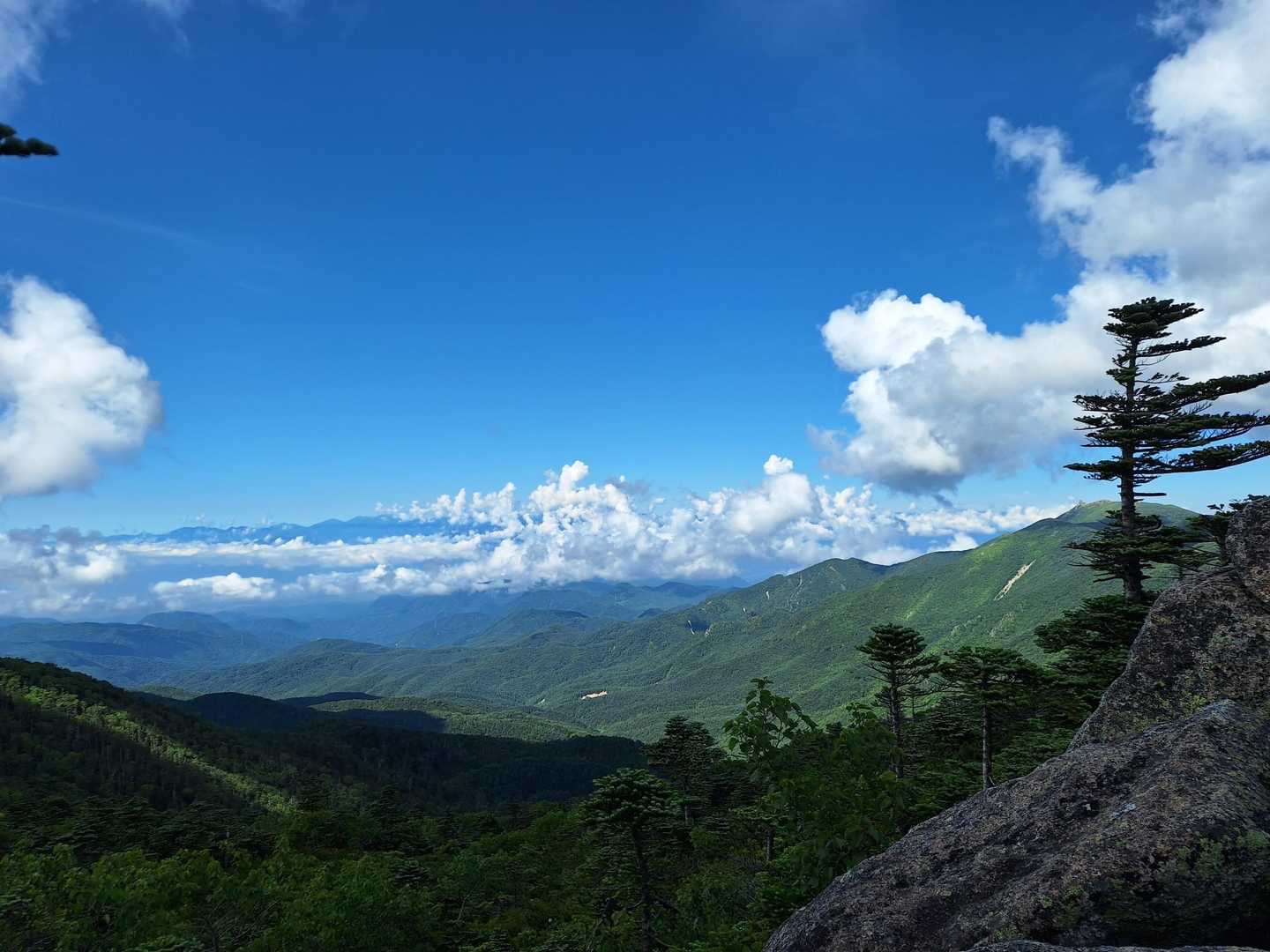 知られざる奥秩父山塊の最高峰。日本一高い車道峠から国師ヶ岳を越えての写真