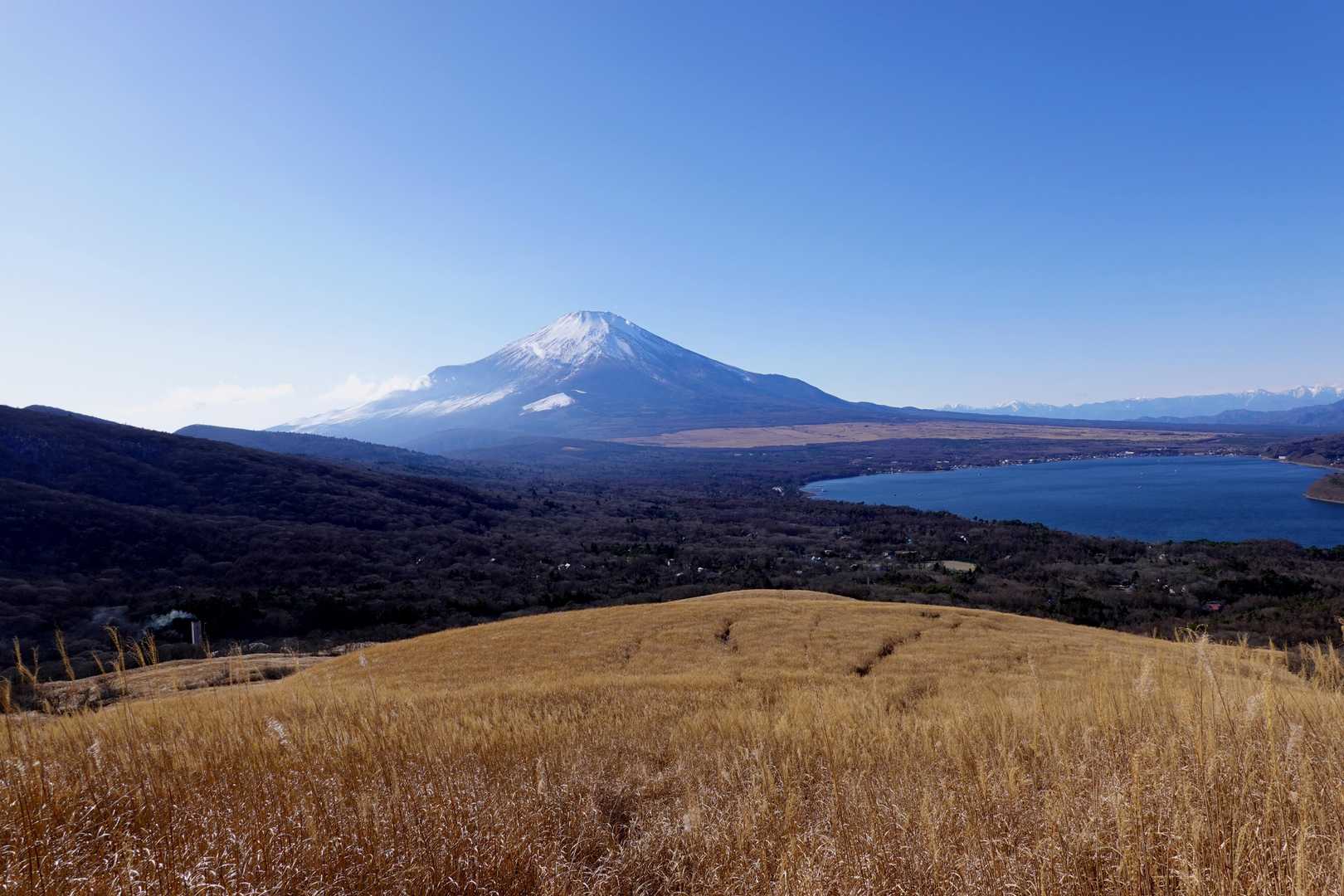 ちょっと雲が出てるけど、いい感じ。右は山中湖です。
