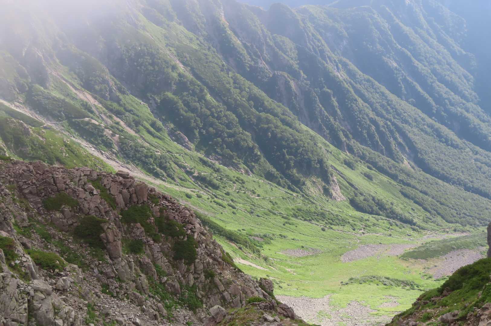 昨日登った歩いた槍沢登山道
左は水沢のあたり・・・