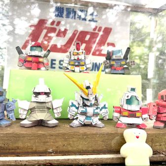 切り株の上の作品はガンダムでした。

　外国でも人気のキャラなので外国人の方が沢山写真を撮っていました。