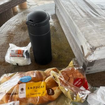 東屋で昼食
今日もザックは無し、ウエストポーチのみ