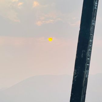 星生山山頂、雲の間から朝日が顔を出しました😃