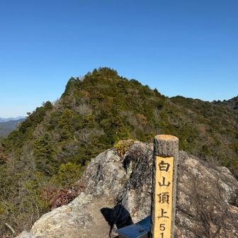 山頂からの眺めは最高だったが食べカスの柿の種がたくさん落ちていて残念😢

持ち帰ってくれたら登山者は更に満喫するはず🈵
