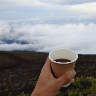 メニューにコーヒー(インスタント)、マンデリン、エチオピアの3種があったので、迷わずマンデリンを😋
景色眺めながら飲んでたら宿のおじちゃんがでっかいやかんでドリップしてた...😲