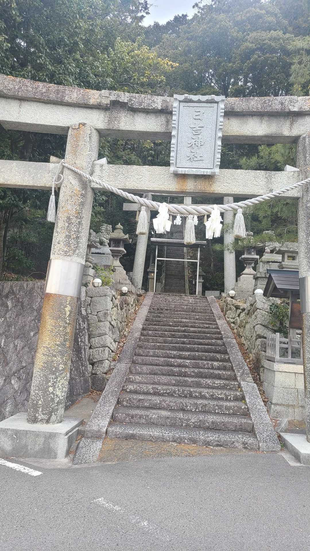 この神社も立派です