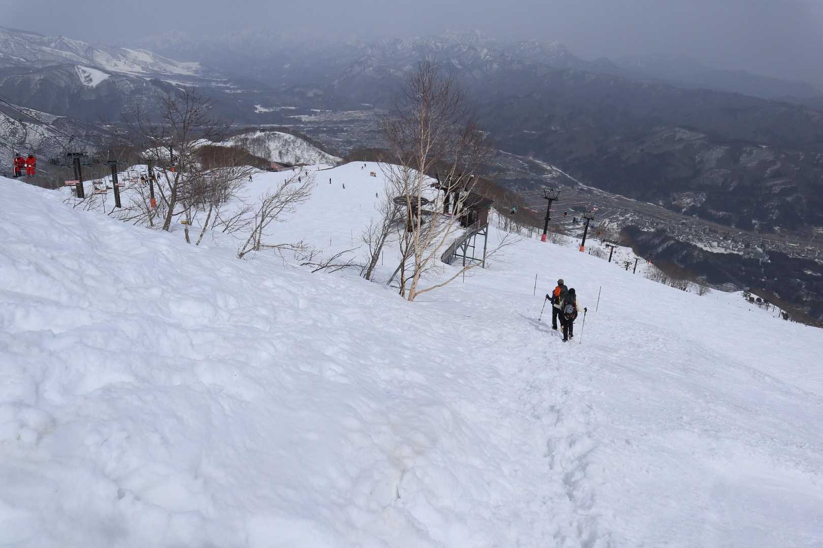 帰りはリフトに乗れないのでゲレンデを歩いてテレキャビン乗り場へ行きます。