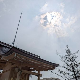 やはりぼんやりな三角山山頂。
では　お邪魔にならないように
いつものルートで下山開始٩( 'ω' )و