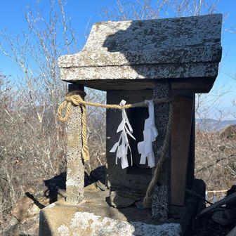 天狗岩　石祠
昭和五年四月吉日