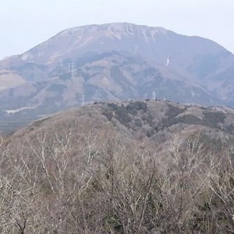 野瀬山山頂より伊吹山。手前は清滝山。あそこは展望すこぶるよい。