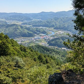食品（豆腐）工場が見える
遥か向こうの小さなピークは後世山か（知らんけど）