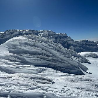 巨大なエビのシッポと外輪山