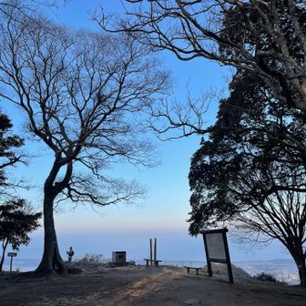 もう一回、立花。ガラーン。
こっちはご来光見れないから夜景の時が賑わうね。