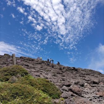 気温は20度くらいで心地いい
山頂周辺の斜面に皆さん腰掛けて思い思いの時間を過ごしています
私たちもちょっと休憩☕