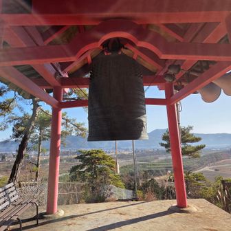 いきなりの急登を登って鐘突堂に。