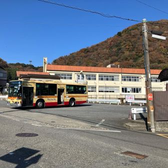 半原バス停。厚木行きは本数多いが、三ケ木行きで途中乗り換え橋本へ向かう。バス停付近は店が少なく寂しい