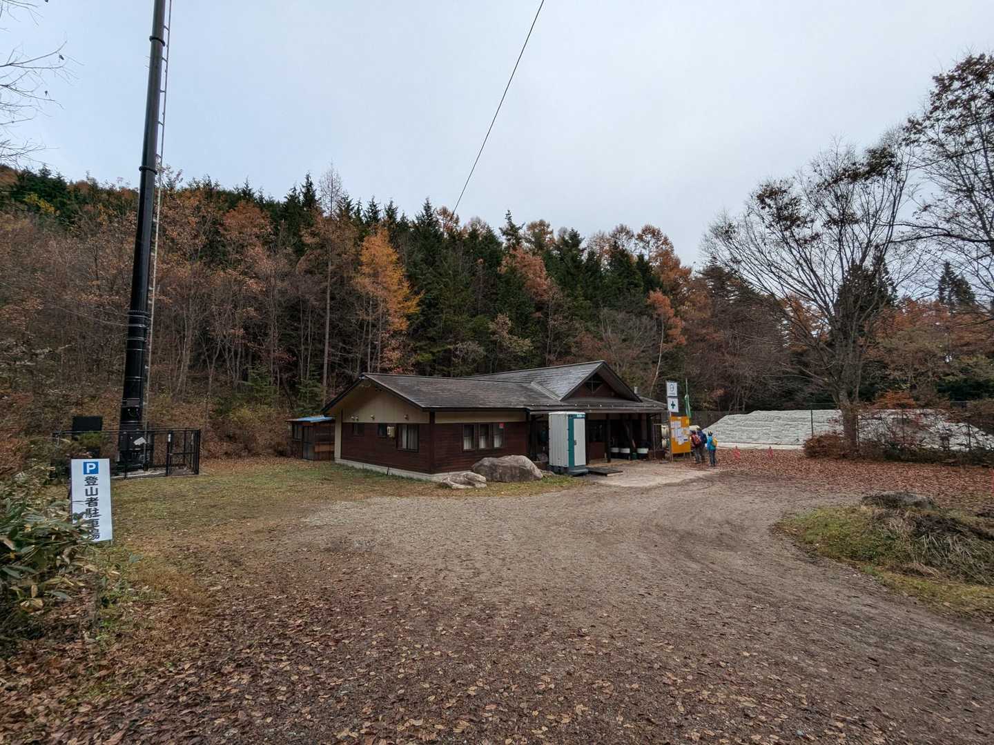 林遊館前　［登山者駐車場］の看板があるが、現在は、ここまで車が入れない
建物の前に工事関係者用🚻有り　また建物の裏に常駐🚻有り（裏の方は ﾍﾟｰﾊﾟｰ無し）　奥の広場は資材置場になっていた