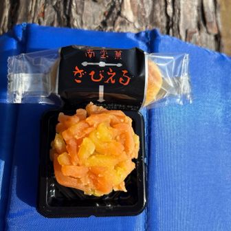今日のおやつは大分土産の「ざびえる」
と秋の紅葉を表した和菓子😋
丸太の上でおやつタイム☕️🪵