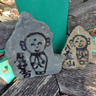 どなたが描いているんでしょうね。あちこちで見かけるお地蔵さん。