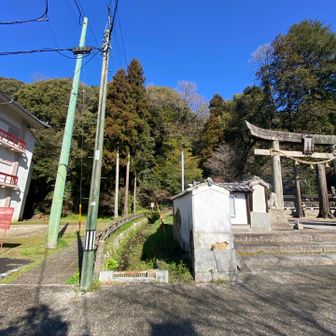 神社の横を進む
