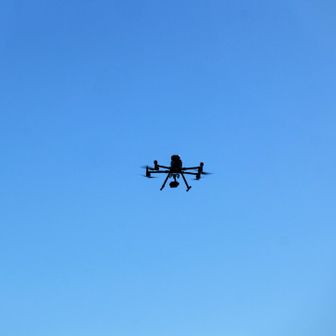 澄んだ青空️に羽ばたくドローン🩵️
私も翔んで山々を俯瞰したい～️🩵