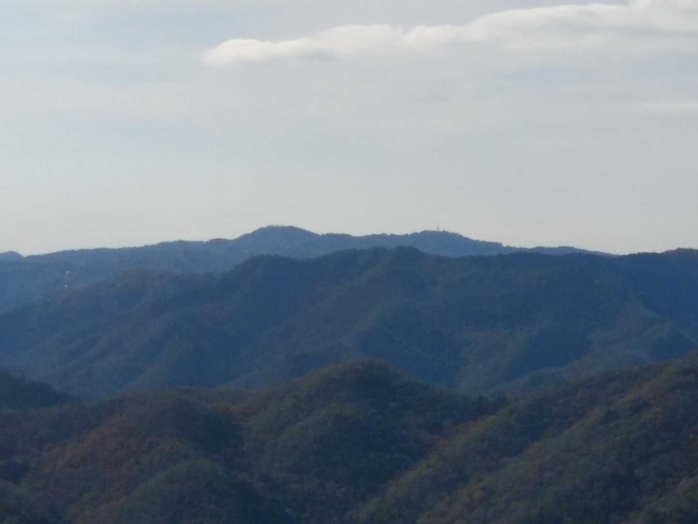 南西方向に熊山の電波塔が見えます。👀