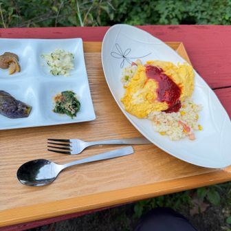 千石茶屋いっぷくの卵ふわふわのオムライス。　チーズと卵のハーモニーが美味しすぎてあっという間にたべてしまう。600円という金額にも驚く。
マスター1人で切り盛りされているようなので、注文から30分は見ておいた方がよい。ベンチに座り川や滝の流れを眺めながらのんびり待つ時間も乙である。