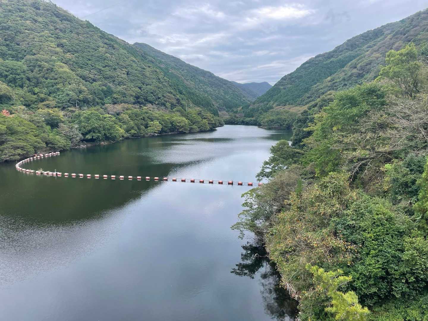 ダム湖　紅葉はまだまだ
