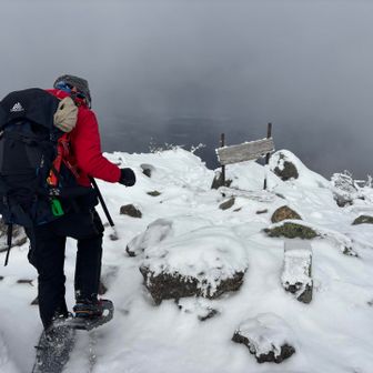 スノーシューの爪をガリガリいわせつつ😝雄阿寒岳山頂に到着👍
