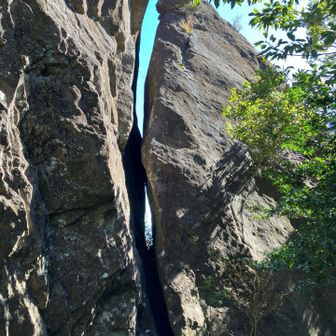 この隙間は、狭すぎ
通れなません。