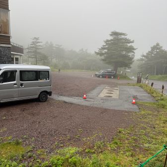 AIのGeminiに高峰高原ビジターセンター駐車場から前掛山を登山するのに何時に駐車場に着けば良いか聞いたところ、5:30前に着くように家を出ろとのこと。2:30前に家を出たのですが、都内からから小諸ICまでかなりの降雨。おまけに小諸ICからは濃霧もあり超安全運転で駐車場に到着。駐車場には到着時点で7〜8台。登山開始時点でもご覧の状況。