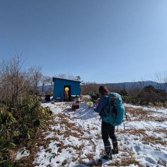 お目当ての避難小屋到着🎶
蓮如からここまでは誰にも会わなかったけど動山にはたくさん
愛されお山なんやね💕

主のお姉様がお出迎え
🧑カワイイ❣️写真撮らせて〜

と3人の写真を撮られた😂